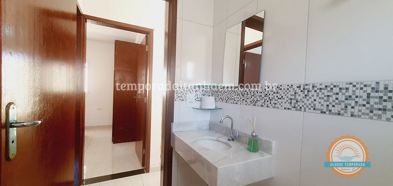Casa em condomínio na praia com piscina e churrasqueira
