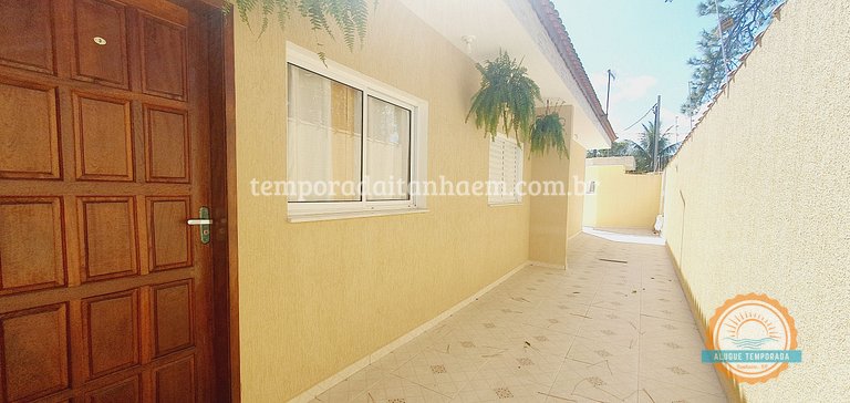 Casa em condomínio na praia com piscina e churrasqueira