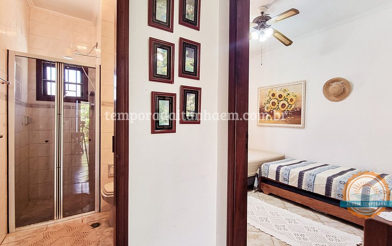 Casa na praia com piscina e churrasqueira