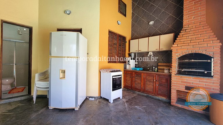 Casa na praia com piscina e churrasqueira