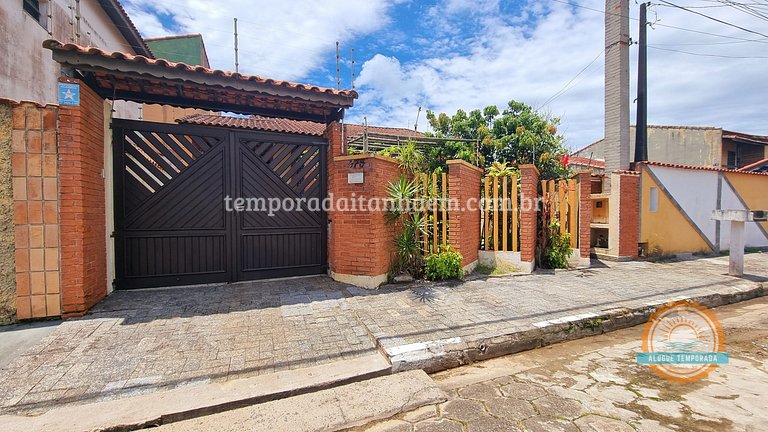 Casa na praia com piscina e churrasqueira