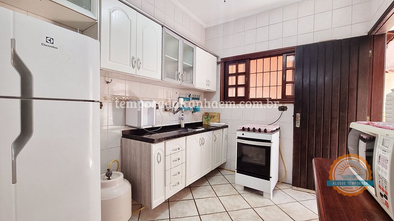 Casa na praia com piscina e churrasqueira