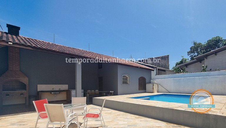 Casa térrea, confortável, piscina, churrasqueira, 4 quartos