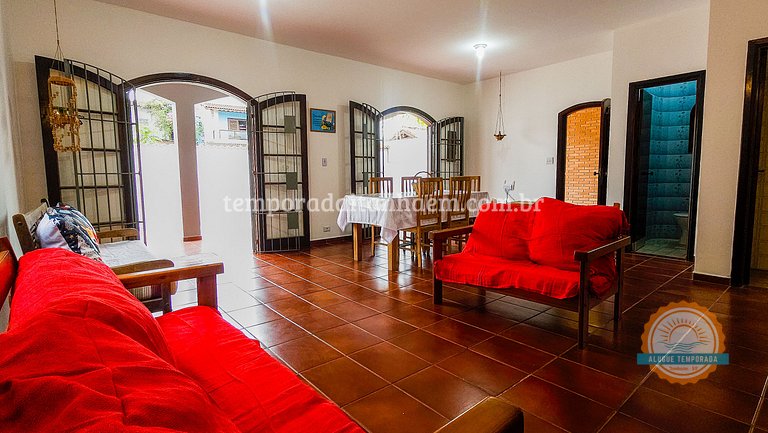 Casa térrea, confortável, piscina, churrasqueira, 4 quartos